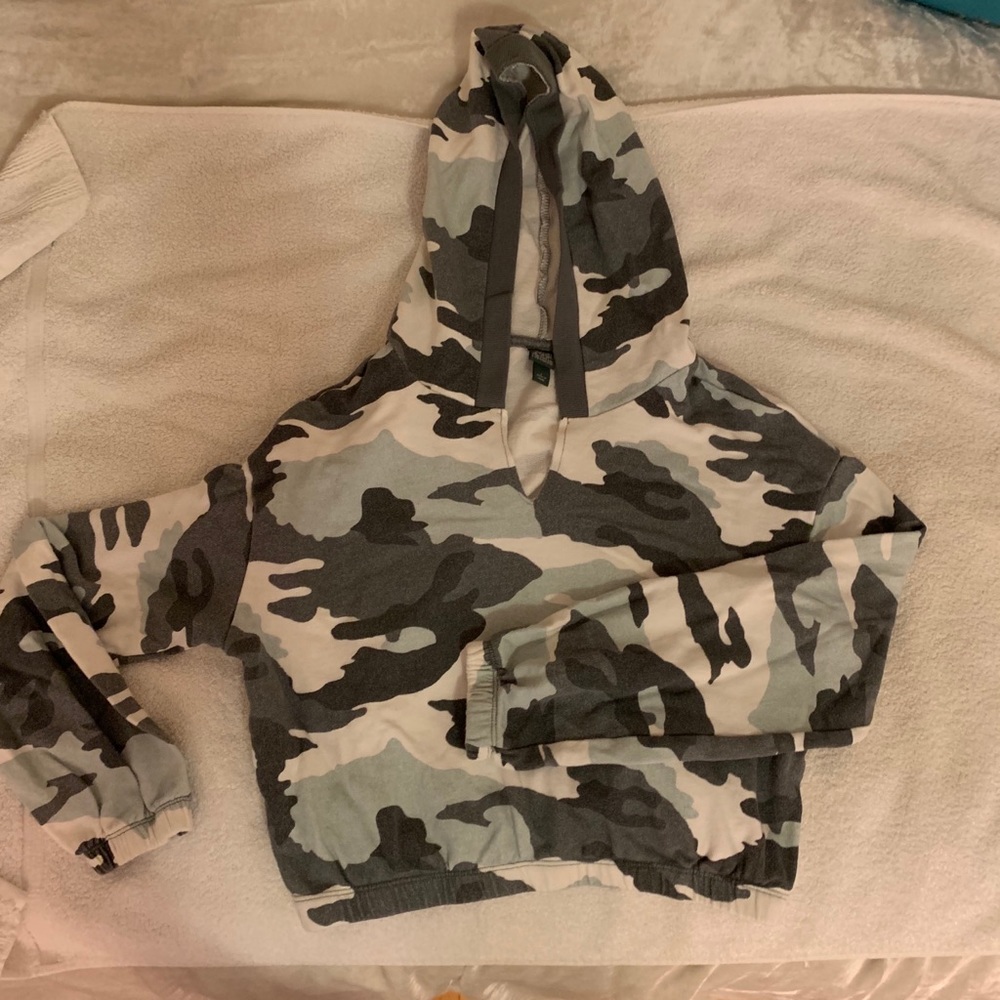 camo cropped lightweight pullover with hood